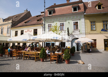 Sibiu Transilvania Romania Street Cafe con ombrelloni e posti a sedere esterni sulla zona pedonale nel centro storico della città Foto Stock