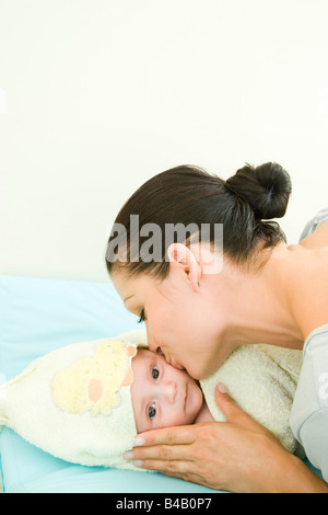 Madre kissing infant Foto Stock