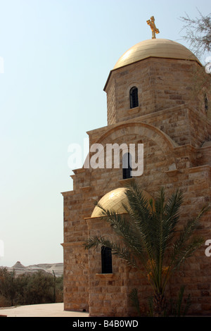 Una chiesa greco ortodossa, costruita sulle rive del fiume Giordano, accanto al posto del sito del battesimo di Gesù. Foto Stock