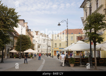 Sibiu Transilvania Romania Europa Street Cafe con ombrelloni e posti a sedere esterni sulla zona pedonale nel centro storico della città Foto Stock