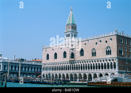 Italia Venezia piazza San Marco Palazzo Ducale Il Campanile Foto Stock