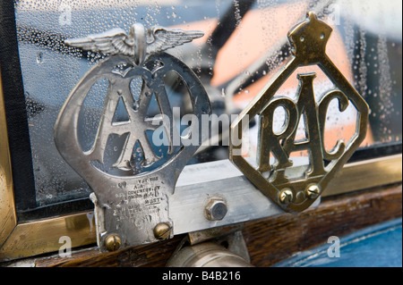 AA e RAC scudetti su un torello Morris auto Foto Stock