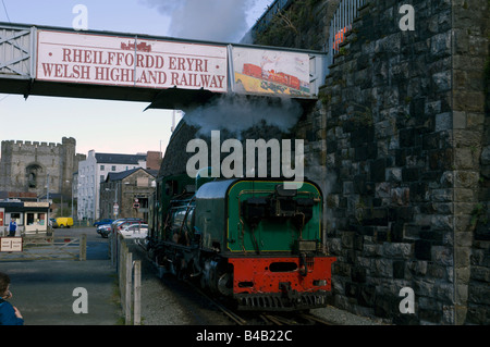 Welsh Highland Railway motore a vapore a Caernarfon, il Galles del Nord. Foto Stock