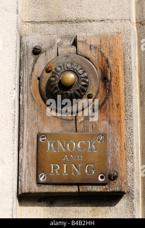 Il campanello e placche in ottone su un edificio nel centro di Londra, Regno Unito Foto Stock