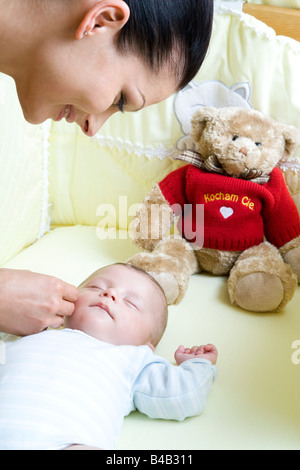 Madre la visione di bambino Foto Stock