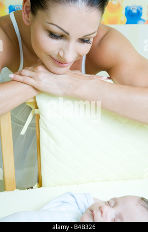 Madre la visione di bambino Foto Stock