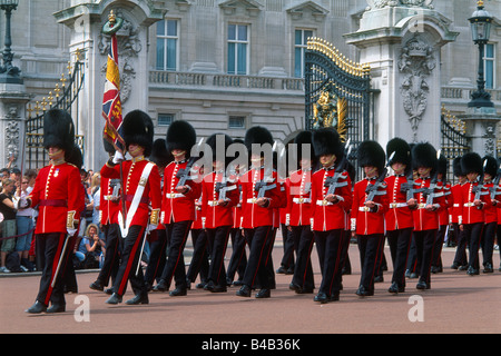 Gran Bretagna - Londra - St James's district - Buckingham Palace - cambio della guardia Foto Stock