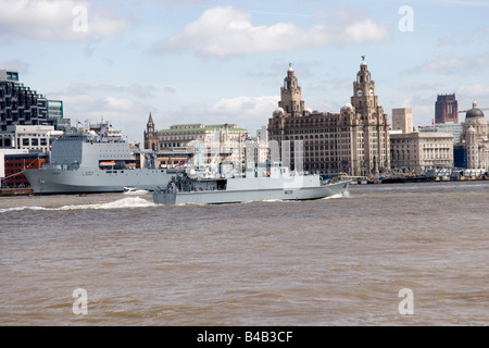 HMS Grimsby risalendo il Mersey con Liverpool e il Liver Building dietro come parte della Tall Ships Race celebrazioni Foto Stock