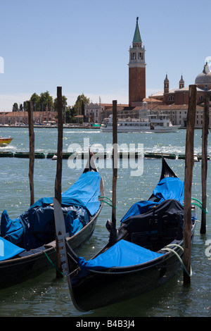 Gondole attraccate a fianco di Piazza San Marco, Venezia. Foto Stock