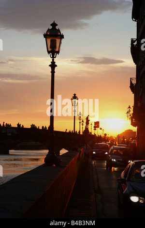 Sunset, il Ponte a Santa Trinita e il Lungarno degli Acciaioli, Firenze, Italia Foto Stock