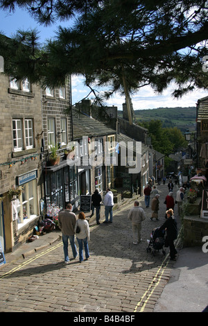 Main Street, Haworth, nello Yorkshire, Regno Unito Foto Stock