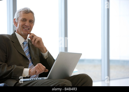 Coppia uomo d affari con computer portatile Foto Stock