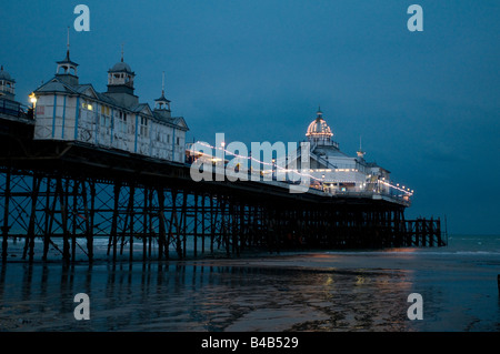 Regno Unito, Inghilterra, 17 settembre 2008. Eastbourne Pier al crepuscolo. Foto Stock