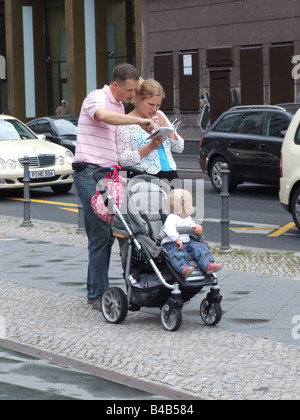 Famiglia guardando la mappa a Berlino Germania Foto Stock