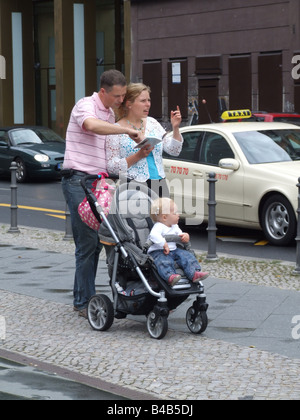 Famiglia guardando la mappa a Berlino Germania Foto Stock