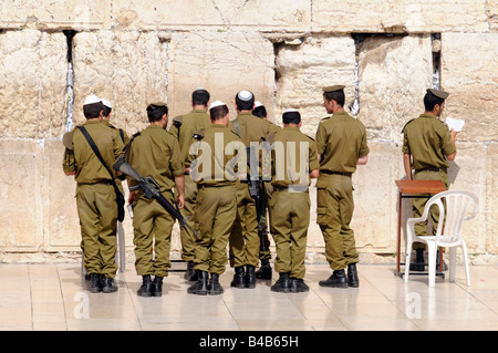 Un gruppo di soldati israeliani in preghiera presso il Muro Occidentale, a Gerusalemme, Israele. Foto Stock