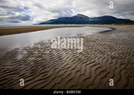 Increspature di sabbia su un Murlough deserta spiaggia con vista verso il Newcastle e la Mourne Mountains, County Down, Irlanda del Nord Foto Stock