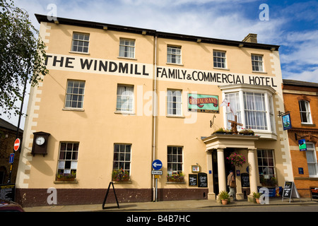 Windmill Hotel sulla Piazza del Mercato di Alford, Lincolnshire, England Regno Unito Foto Stock