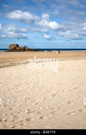 La spiaggia di sabbia con la bassa marea a Perranporth, Cornwall. Foto Stock