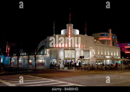 Jerrys famoso Deli, 24 ora deli su Collins Avenue, South Beach, Miami, Florida. Tempo di notte foto. Foto Stock