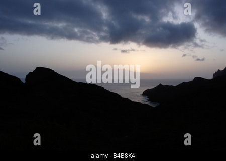 Tramonto su Tenerife visto da di La Gomera. Questa è stata presa sulla strada sopra Hermigua. Foto Stock