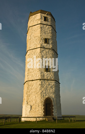 Chalk faro a Flamborough Head, nello Yorkshire, Inghilterra, Regno Unito nella luce della sera. Costruito nel 1674, è il più antico faro in Inghilterra. Foto Stock