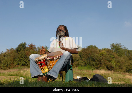 Paesi dell'Africa, dei Caraibi Drumming musicista Olugbala Kokumo Foto Stock