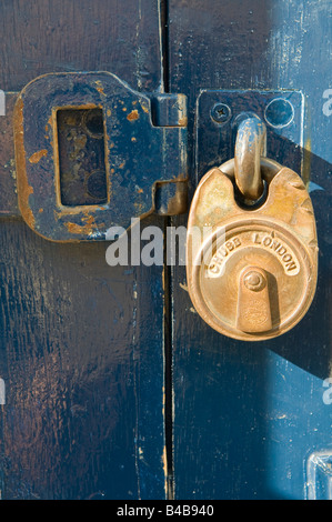 Il lucchetto e maniglia sulla porta di legno Foto Stock