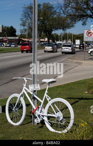 Ghost Bike segna posto dove ciclista è stato ucciso Foto Stock