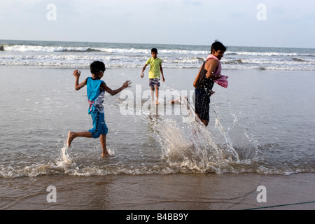 I ragazzi stanno godendo il bagno presso la spiaggia di Digha, Bengala Occidentale,l'India Foto Stock