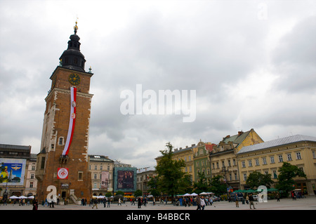 Un gruppo di persone in una piazza cittadina, Rynek Glowny, Cracovia Centro storico, Cracovia, Piccola Polonia voivodato, Polonia Foto Stock