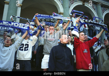 Per gli appassionati di calcio di Lech Poznan celebrando nella Piazza del Mercato Vecchio, Poznan, Polonia Foto Stock