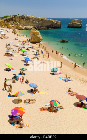 Il Portogallo Algarve, Sao Rafael beach nei pressi di Albufeira in estate Foto Stock