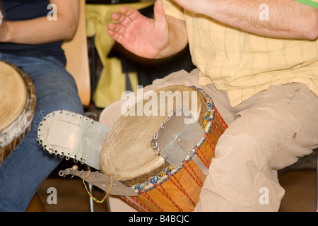 Due uomini giocando djembe - tamburo africano Foto Stock