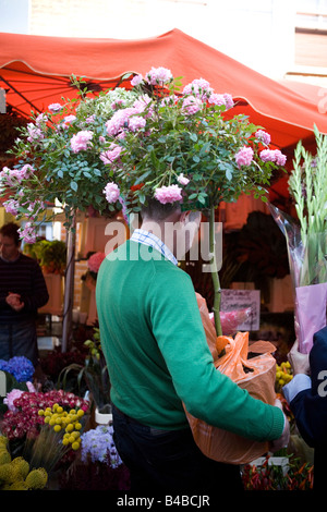 Acquisto di fiori, Colombia Rd il mercato dei fiori Foto Stock