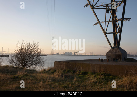 La gamba di un pilone dell linee di trasporto 1.3km oltre il Tamigi da botanica paludi, Swanscombe, Kent a Thurrock Essex. Foto Stock