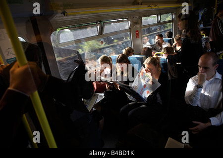 Rush Hour pendolari del treno a bordo di carrelli che viaggiano a Londra tra la Danimarca Hill e London Bridge, Londra. Foto Stock