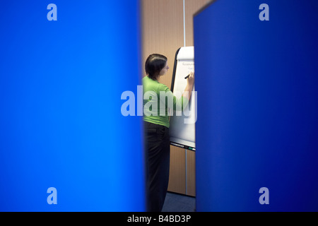 Il gioco di ruolo e il pensiero positivo a una consulenza aziendale workshop per il personale dell'azienda a Borough Southwark Foto Stock