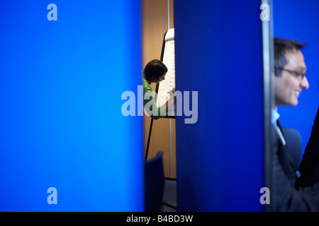 Il gioco di ruolo e il pensiero positivo a una consulenza aziendale workshop per il personale dell'azienda a Borough Southwark Foto Stock