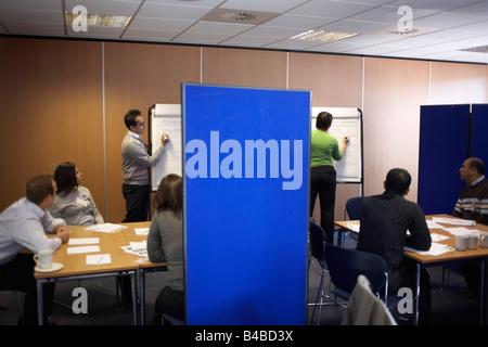 Il gioco di ruolo e il pensiero positivo a una consulenza aziendale workshop per il personale dell'azienda a Borough Southwark Foto Stock