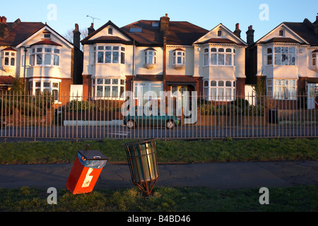 Piegate bidoni della spazzatura di fronte Edwardian-ser case a schiera su Ruskin Park, Denmark Hill SE24 Foto Stock