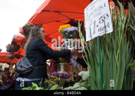 Acquisto di fiori, Colombia Rd il mercato dei fiori Foto Stock