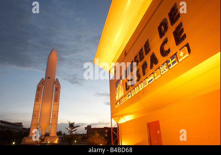 Un full-modello in scala di un 50,5 metro-alta dell'Agenzia Spaziale Europea (ESA) razzo Ariane 5 presso il museo della Guiana Space Center Foto Stock