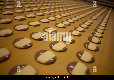 Controllo di qualità di lavoratore ordina tramite una sub-standard momenti  biscotti al Delacre biscotto fabbrica di produzione in Lambermont Foto  stock - Alamy