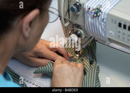 Dettaglio di una sarta running-up Vesti su una macchina da cucire a couturier Margaret Howell di Edmonton factory workshop Foto Stock