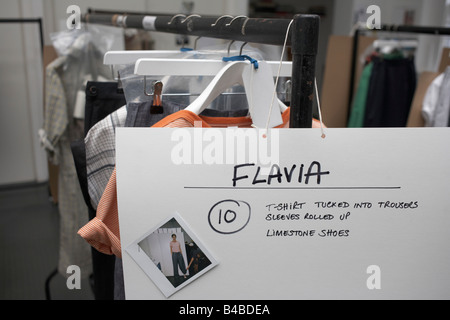 Polaroid di stampa del modello di moda Flavia de Oliveira su un rack di vestiti da indossare a designer Margaret Howell in autunno mostra Foto Stock