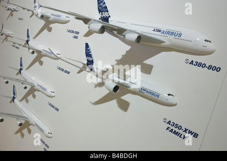 La famiglia Airbus di aeroplani di linea a getto sono montati su una scheda di visualizzazione durante il Paris Air Show mostra a Le Bourget airfield Foto Stock