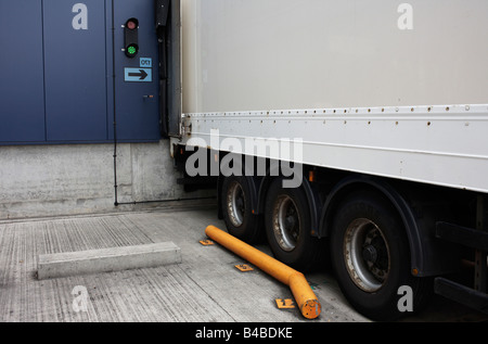 Un autocarro invertite in un vano di carico a Sainsbury's 700.000 piedi quadrati (57,500mq) Supermercato deposito di distribuzione a Waltham punto Foto Stock