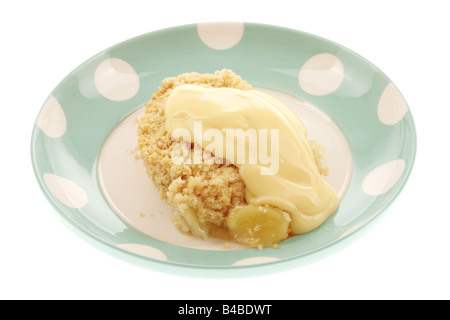 Pane appena sfornato dolci Apple Crumble con la crema dessert isolata contro uno sfondo bianco con nessun popolo e un tracciato di ritaglio Foto Stock