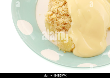 Pane appena sfornato dolci Apple Crumble con la crema dessert isolata contro uno sfondo bianco con nessun popolo e un tracciato di ritaglio Foto Stock